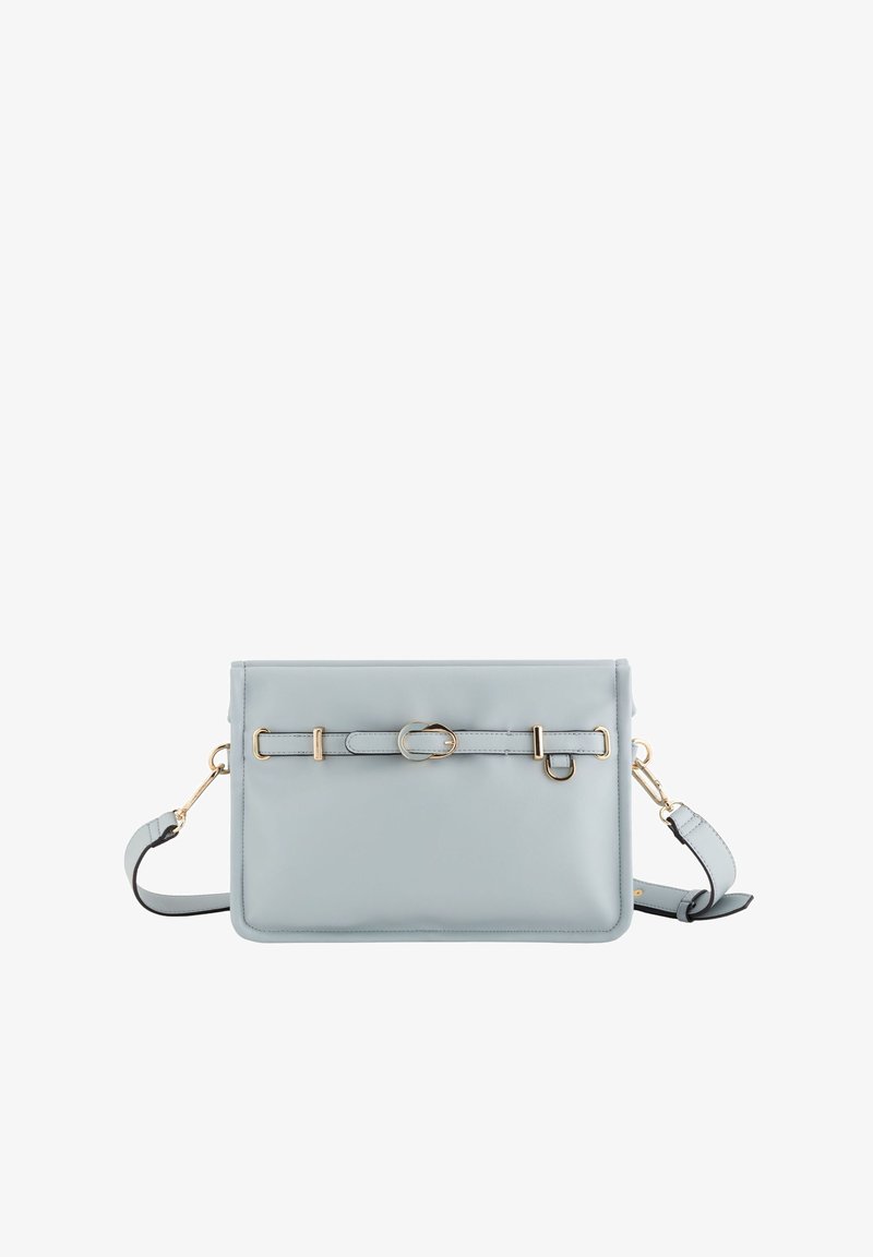 Lyseblå lædertaske med guldfarvet hardware, rektangulær form, justerbar skulderrem og spænde detajler på forsiden.