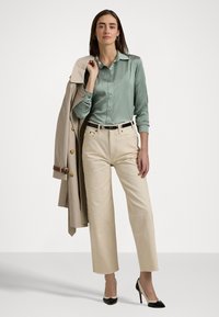 Lauren Ralph Lauren CLASSIC FIT SATIN CHARMEUSE SHIRT - Camicia - soft laurel