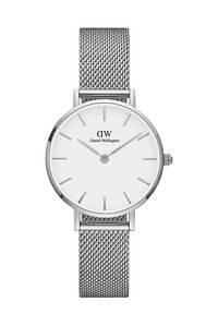 Ezüst hálós pántos óra kerek, fehér számlappal. Minimalista órjelek és a "Daniel Wellington" márkaneve fekete színben.