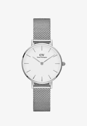 Srebrna mrežasta zapestnica s okroglo belo številčnico. Ima minimalistične oznake ur in ime blagovne znamke "Daniel Wellington" v črni barvi.