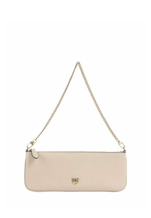 Borsa a mano rettangolare beige con tracolla a catena dorata e piccolo logo dorato sul davanti, su sfondo bianco.