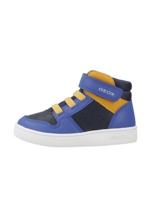 Zapatillas altas para niños en azul, marino y amarillo con tira de Velcro y cordones, que cuentan con una suela blanca y panel lateral perforado.