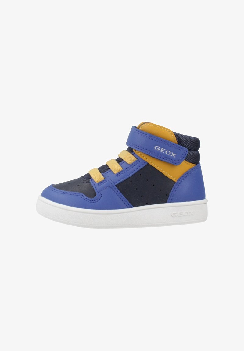 Zapatillas altas para niños en azul, marino y amarillo con tira de Velcro y cordones, que cuentan con una suela blanca y panel lateral perforado.