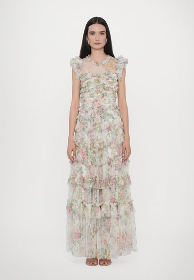 Vestido maxi floral con capas con volantes en suaves tonos pastel. Tela transparente con cuello redondo, mangas cortas con volantes y diseño fluido.