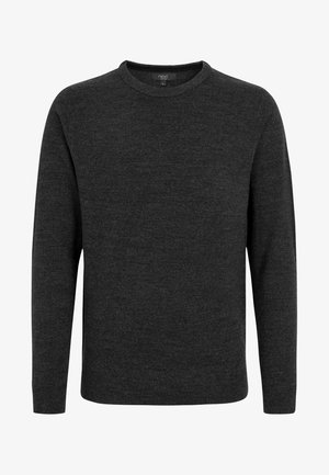 Temno siva pulover s krojenim izrezom, izdelan iz mehke pletenine. Ima dolge rokave in ravno rob s minimalnim okrasjem.