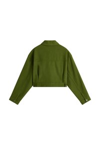 Giacca verde oliva corta realizzata in un tessuto dalla superficie liscia. Presenta un colletto e maniche lunghe con polsini abbottonati.