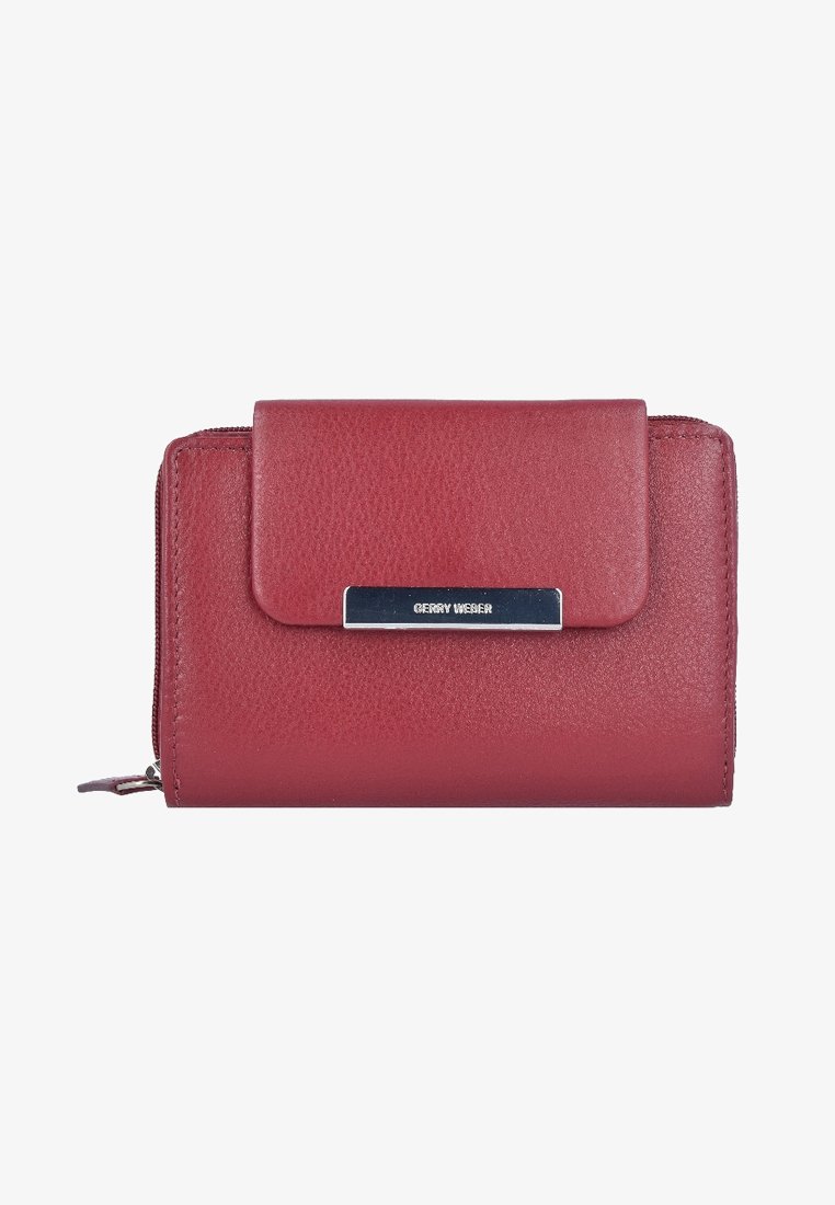 Portefeuille en cuir rouge avec une surface texturée, une fermeture à rabat et un accent logo en ton argenté sur le devant. Compartiment zippé sur le côté.