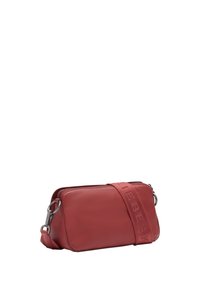 Borsa a tracolla rossa in pelle con superficie testurizzata, forma rettangolare e tracolla in rilievo. Dotata di accessori in metallo argentato e chiusura a zip.