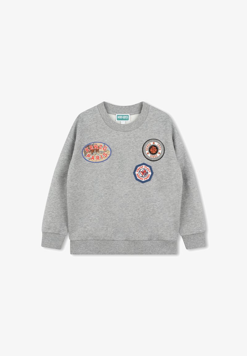 Sweatshirt gris orné de divers écussons brodés, y compris "KENZO" et "Paris", avec un col rond classique et des poignets côtelés.