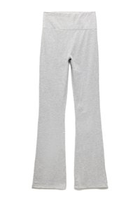 Grijze flared leggings gemaakt van zachte, rekbare stof. Beschikt over een brede tailleband en een soepele textuur, ontworpen voor comfort en flexibiliteit.