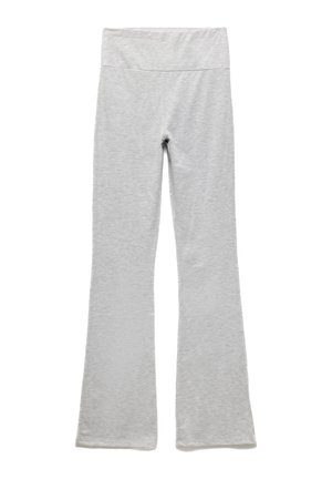 Graue, ausgestellte Leggings aus weichem, dehnbarem Material. Sie verfügen über einen breiten Bund und eine glatte Textur, die für Komfort und Flexibilität sorgt.