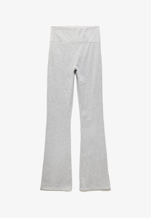 Graue, ausgestellte Leggings aus weichem, dehnbarem Material. Sie verfügen über einen breiten Bund und eine glatte Textur, die für Komfort und Flexibilität sorgt.