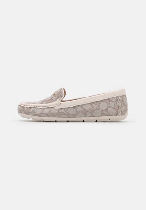 Lysebeige slip-on loafer med tekstureret stofmønster og syet kant, flad gummisål og lav hæl.