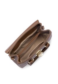 Sac à main texturé marron avec un fermoir doré, comportant deux compartiments ouverts et une section zippée, doublé en tissu beige.