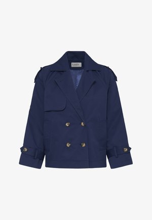 Trench coat azul marino de doble botonadura con grandes bolsillos frontales, hombreras y detalles de botones en las mangas. Confeccionado con una tela lisa.