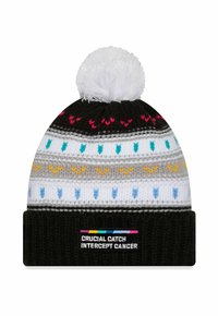Strickmütze mit mehrfarbigen Mustern, ausgestattet mit einem weißen Pompon obendrauf und einem schwarzen gerippten Bündchen mit dem Text: "CRUCIAL CATCH INTERCEPT CANCER."
