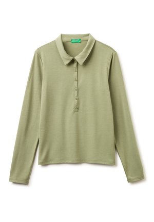 Polo a maniche lunghe verde oliva chiaro con cinque bottoni sulla patta e colletto classico, distesa su sfondo bianco.