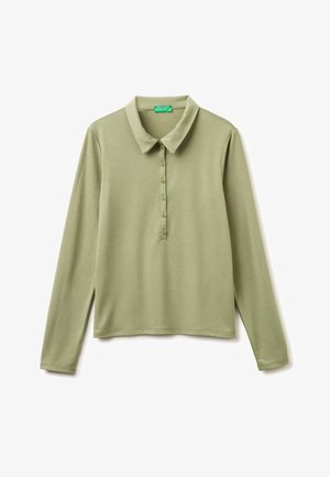 Jasno oliwkowa koszulka polo z długim rękawem, z patką na pięć guzików i klasycznym kołnierzykiem, ułożona na płasko na białym tle.