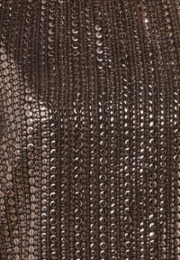 Brun stof med et tekstureret mønster af lodrette linjer, der prydes af runde pailleter, som reflekterer lyset og skaber en glitrende effekt.