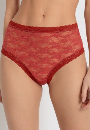 Rode kanten highwaisted ondergoed met een bloemmotief, golvende rand, doorschijnende stof en een strakke pasvorm rond de taille en benen.