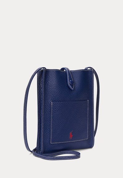 Borsa a tracolla in pelle strutturata blu navy con tasca frontale, logo rosso ricamato, chiusura con cinturino a bottone e cuciture bianche a contrasto.