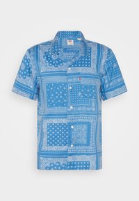 Camicia a maniche corte con bottoni di colore azzurro chiaro, caratterizzata da un motivo paisley bianco, una leggera texture e una tasca sul petto con accento del logo rosso.