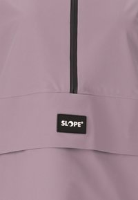 Violet vettor impermeabile con cerniera nera e marchio SLOPE in patch. Design elegante, texture liscia e caratteristica di stratificazione integrata.