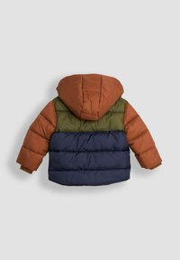 Padded jakna s kapuljačom; dizajn u boji u smeđoj, zelenoj i mornarskoj plavoj boji. Ima kviltanu teksturu i elastične manžete.
