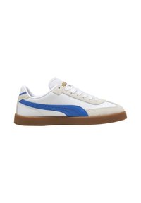 Zapatillas deportivas en cuero blanco con acentos azules, detalles en ante beige, una suela de goma texturizada y cordones planos blancos. Logo dorado en la lengüeta.