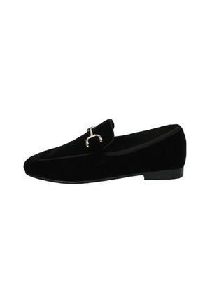 Zwarte fluwelen loafers met een vlakke zool, voorzien van een gouden metalen gespdetail op de bovenkant. Soepele textuur en gestroomlijnd silhouette.