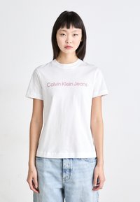 Calvin Klein Jeans - INSTITUTIONAL REGULAR TEE - Print T-shirt - white/rose Thumbnail Image 1