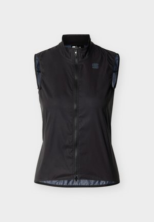 Melna bezroku veste ar rāvējslēdzēju, augstu apkakli un nemanāmu logo kreisajā krūtīs, priekšskatā uz vienkārša fona.