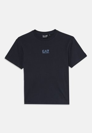 Μαύρο T-shirt με κοντά μανίκια και μικρό μπλε λογότυπο EA7 Emporio Armani στο κέντρο του στήθους και στρογγυλή λαιμόκοψη.
