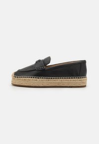 Melnas ādas loafers ar espadrille stila jutu zoli, ar gludu tekstūru, šuvuma detaļām un dekoratīvu siksniņu pāri vampiem.