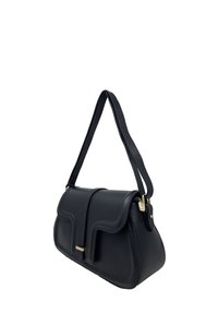 Czarna skórzana torebka o zaokrąglonym kształcie, z klapką, złotymi akcentami i pojedynczym paskiem na ramię. Teksturowana powierzchnia.