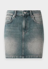 Saias mini de ganga azul com botão frontal e fecho de correr, dois bolsos frontais e detalhes desbotados nas coxas.