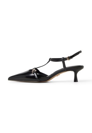 Musta lakattupinta slingback-kengät, joissa on terävä kärki, T-nauhamalli, säädettävä nilkkaremmi ja keskikorkea lohkokorko.