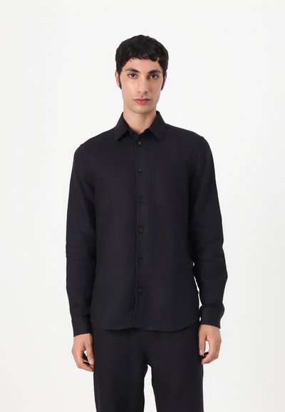 Chemise noire à manches longues en lin, avec un design à boutons, un col et une poche poitrine unique. Texture lisse et coupe décontractée.