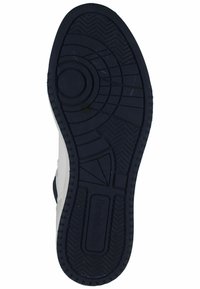 Černá gumová podrážka s texturovaným vzorem, který obsahuje kruhové a liniové tvary, navržená pro přilnavost a odolnost.