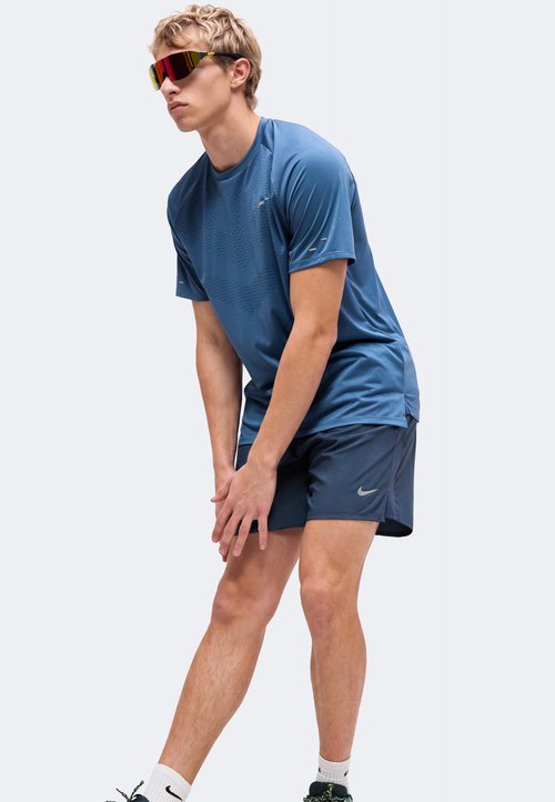 Nike Stride Short Sleeve Top — photo 4