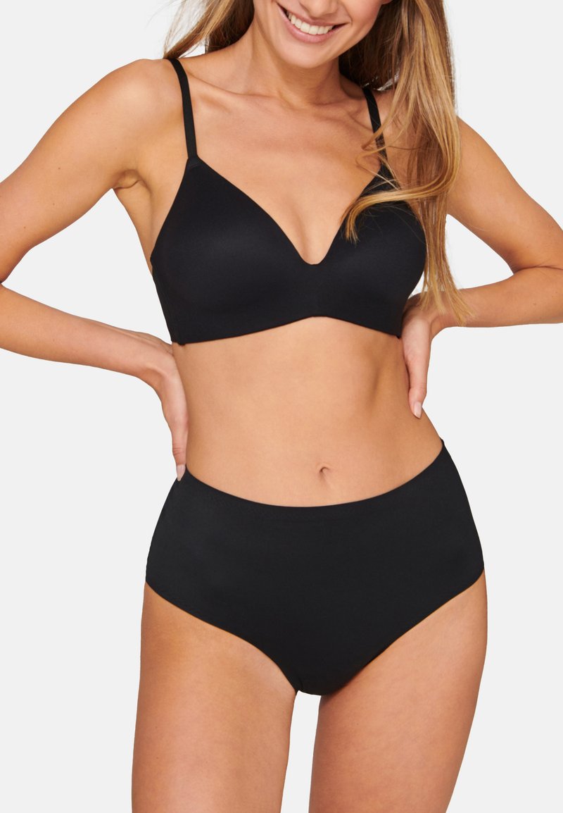 Sort bralette med dyb V-udskæring og justerbare stropper, parret med høj talje sorte bikini bund, glat tekstur, ingen synlige udsmykninger.