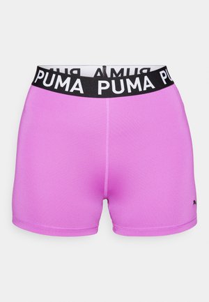 PUMA ružičaste sportske kratke hlače s crnim pojasom na kojem se nalazi logo. Tkanina je glatka i rastezljiva, dizajnirana za udobnost i pokretljivost.