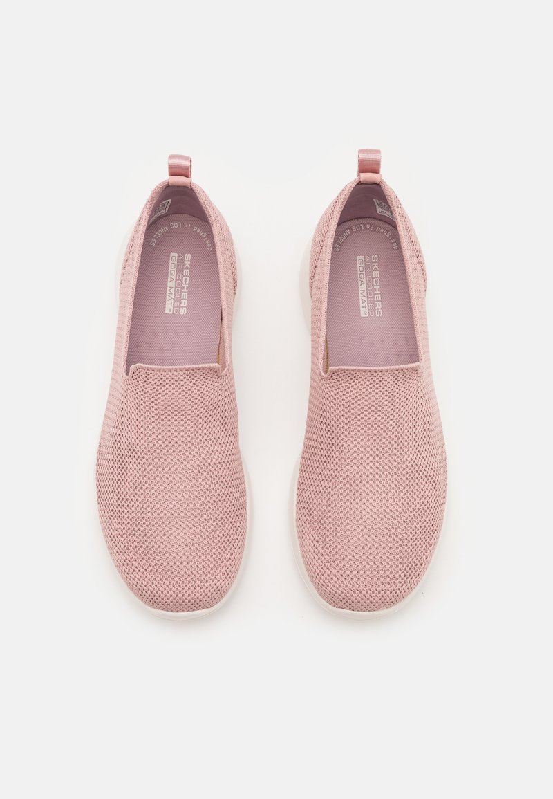 Helle rosa Slipper aus atmungsaktivem Mesh-Material. Rundliche Zehenform mit gepolstertem Fußbett und flexibler Gummisohle.