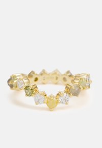 Anello d'oro con gemme rotonde multicolori, tra cui pietre chiare, verdi e gialle, incastonate in un design a scallop. Texture liscia.