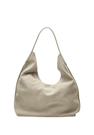 Grand sac hobo en daim beige doux avec une large bandoulière unique et une forme souple et déstructurée, posé sur un fond blanc.