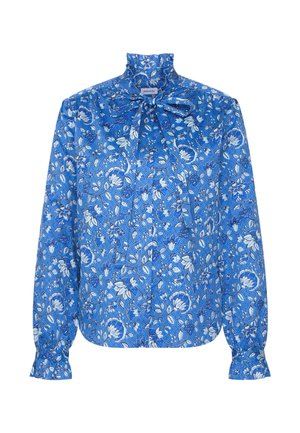 Niebieska kwiecista bluzka z długim rękawem, z wysokim kołnierzem, wiązana na kokardę przy szyi i marszczonymi mankietami, zdobiona białymi i granatowymi kwiatowymi wzorami.