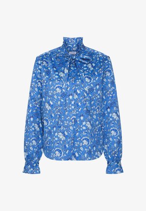 Niebieska kwiecista bluzka z długim rękawem, z wysokim kołnierzem, wiązana na kokardę przy szyi i marszczonymi mankietami, zdobiona białymi i granatowymi kwiatowymi wzorami.