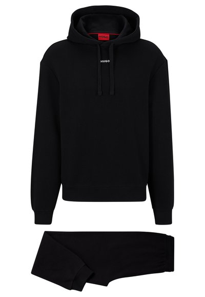 Czarny bawełniany sweatshirt i pasujące spodnie dresowe. Posiada kaptur z możliwością regulacji za pomocą troczków oraz małe białe logo na klatce piersiowej. Miękka tekstura i ściągacze z ribbingu.