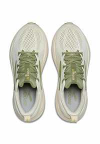 Baskets de course blanches en maille avec des lacets et des accents vert olive, dotées d'un col rembourré, d'un dessus respirant et d'une semelle rembourrée.