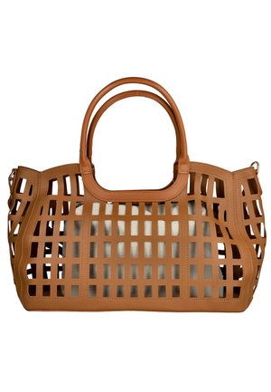 Bolso tote de cuero marrón con patrón de cuadrícula recortado y bolsa de tela beige en el interior, con asas dobles redondeadas.